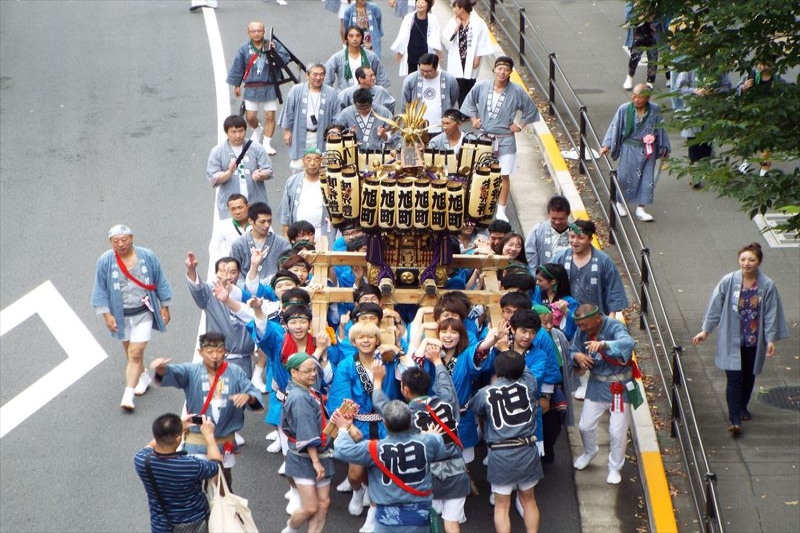 千住本氷川神社例祭での神輿担ぎ